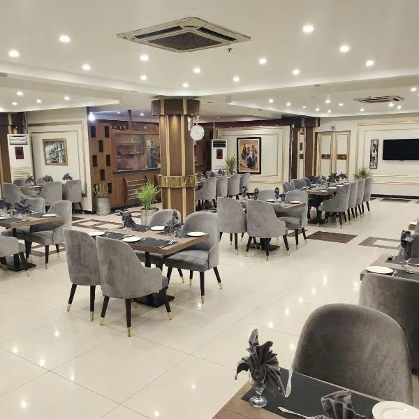 Hotel the Jeeven's، فندق في سيالكوت