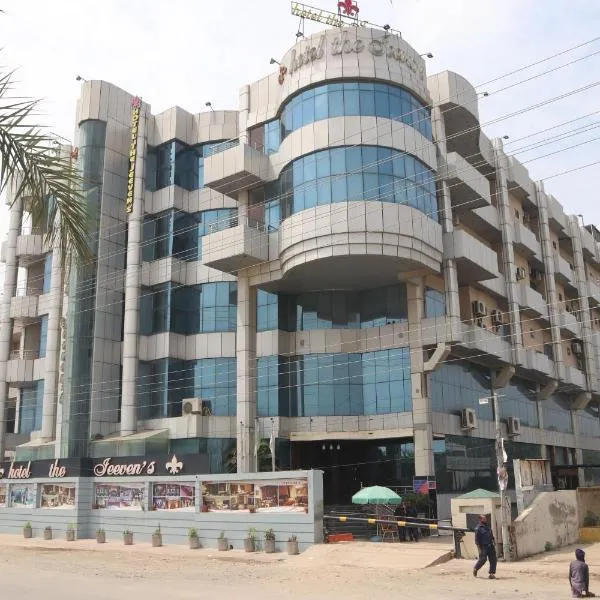 Hotel the Jeeven's، فندق في سيالكوت