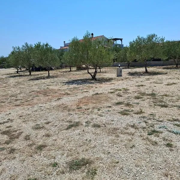 Camp Oblica - parcela - empty plot – hotel w mieście Pirovac