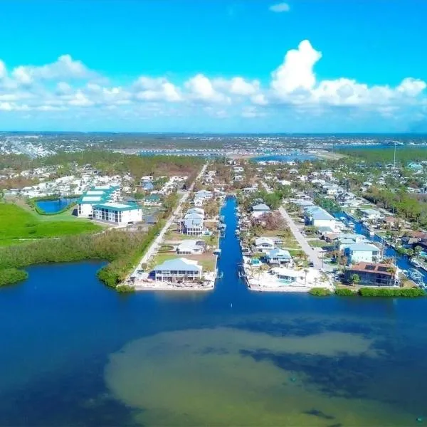 The Salty Sister Bayside Retreat Near Manasota Key Sleeps 6: Englewood şehrinde bir otel