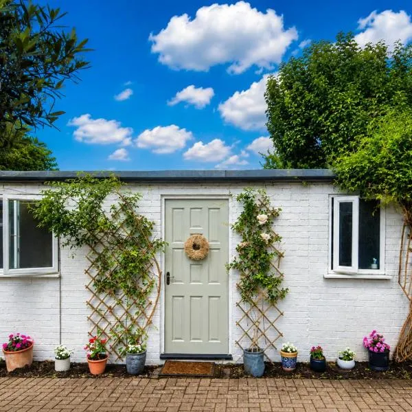 Tiny house in garden London、ロンドンのホテル
