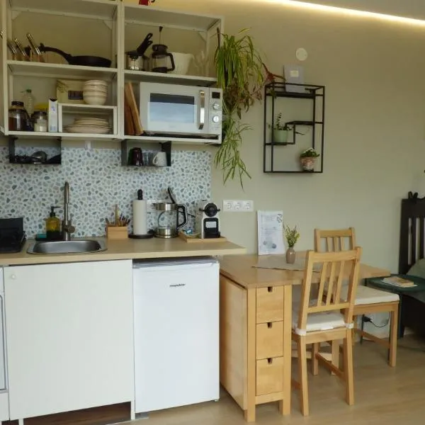 Söruhús - Cozy Apartment, Hot Tub, Peaceful Nature Setting, hotel Hraunvellir városában