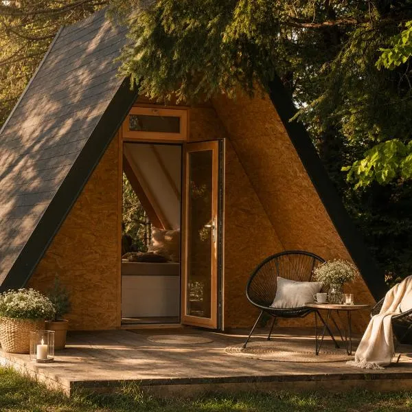 T'glamp Bird house, hotel din Rovte
