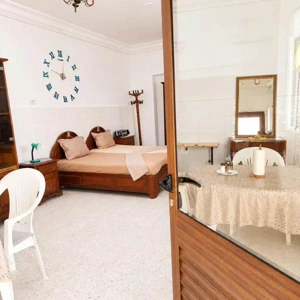 Studio spacieux et lumineux à Ez Zahra, hotel em Boumhel El Bassatine