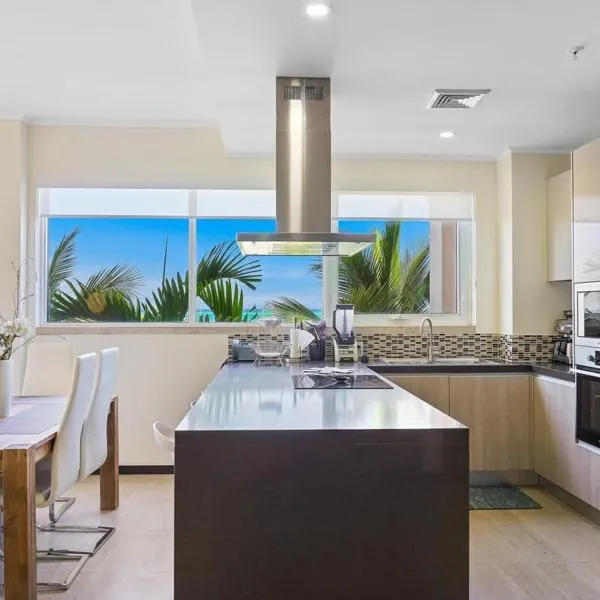 LUXURIOUS APARTMENT IN LEVENT FRONT EAGLE BEACH, hotel din Palm-Eagle Beach