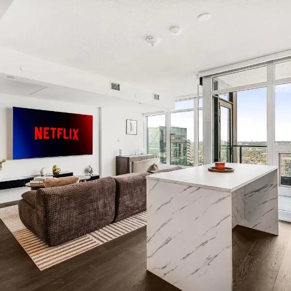 Rax Town - 2 Story Loft Condo with Skyline View beside CN tower and the Rogers Center, hotel din Toronto