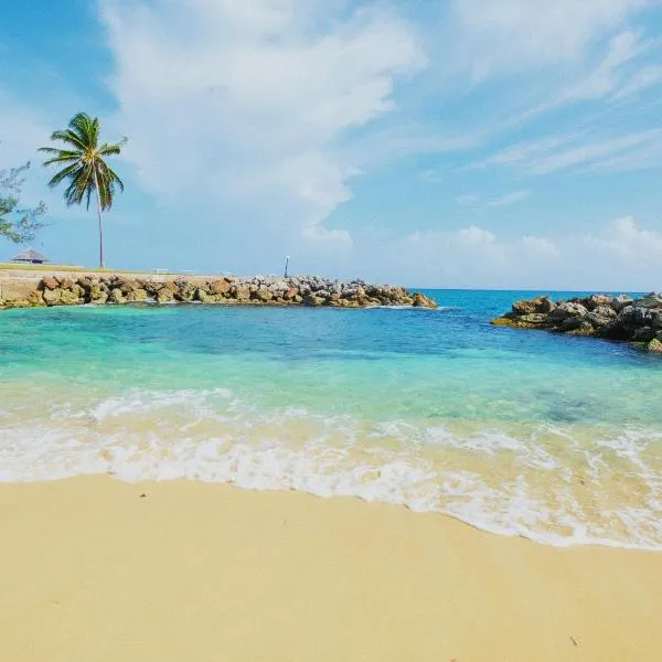 Jamaica Time Driftwood at Sea Palms 3BR 3BA Condo in Ocho Rios with Pool and Beach Front with Views ONLY 10 Mins from Ochi Intl Airport Direct flight from Miami, hotel di St Mary