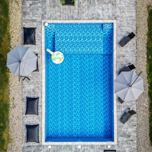 Badash Tiny Village - Tiny Houses with Heated Pool & BBQ โรงแรมในโปโลวรากี