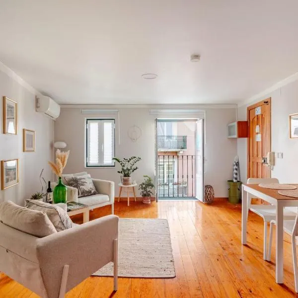 Studio for two next to Alfama and flea market, hotel en Lisboa