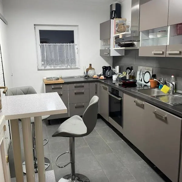 Private bungalow with garden 2 bedrooms 1 bathroom complete, hotel u gradu 'Norderstedt'