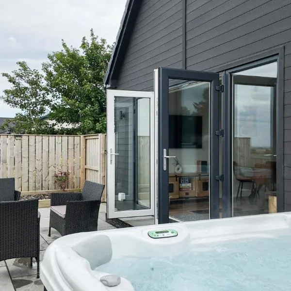 Fir Tree Lodge - Luxurious Lodge with Hot Tub on the NC500 - Thrumster Lodges, hotel in Wick
