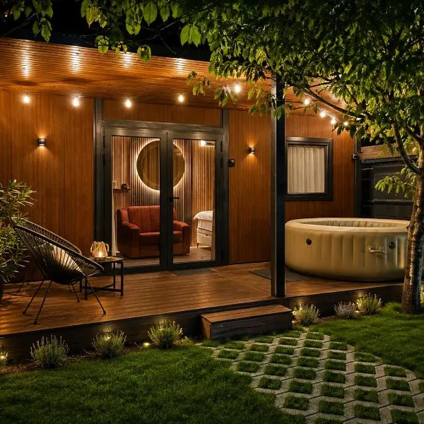 Feli Lodge with hot tub and private deck!, hotel in Bosanska Gradiška