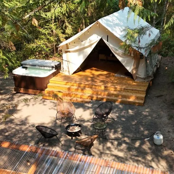 Under the Cedars Glamping Experience with Hot Tub, hotel v mestu Port Angeles