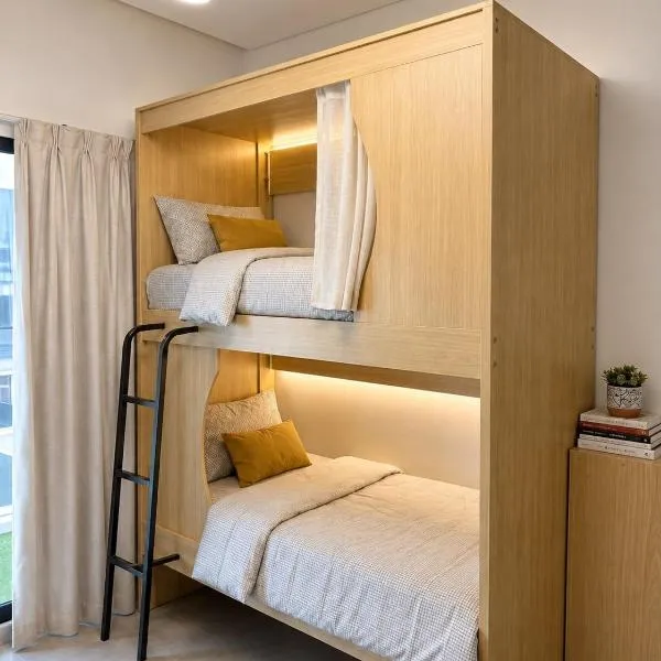 Premium Bed Spaces In Downtown Near Emirates Tower Metro, hotel di Dubai