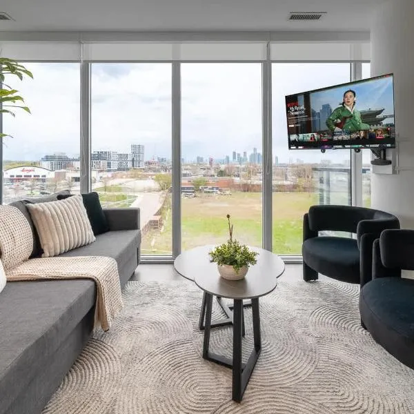 Modern 3BR Condo Sleeps 8 with Floor-to-Ceiling Views โรงแรมในโตรอนโต