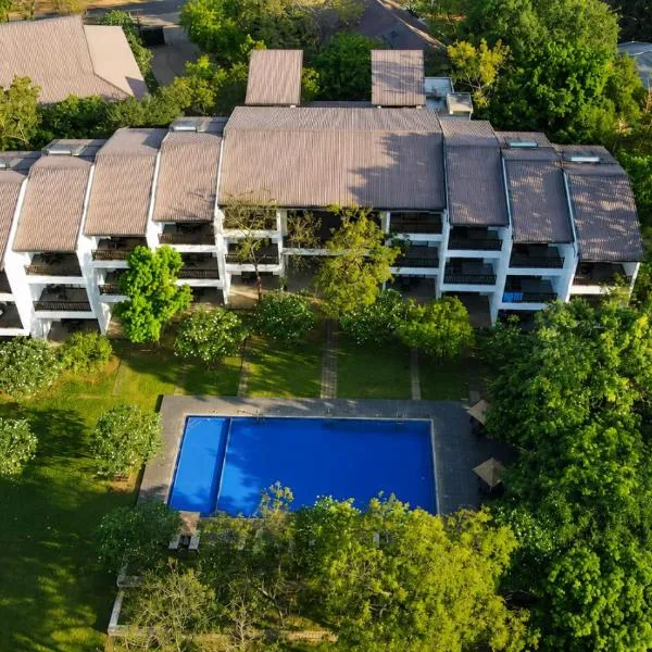 Grand Tamarind Lake,位于卡特勒格默的酒店