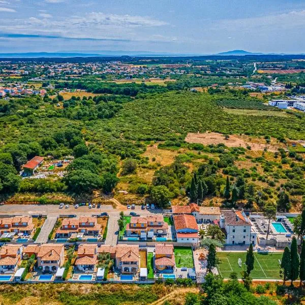 Lotus Villas Resort, хотел в Пула