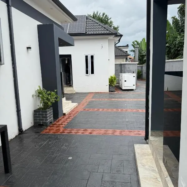 Daprem Luxury Studio Apartments โรงแรมในอูโย