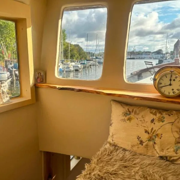 Stege में, होटल Lovely Houseboat in Stege