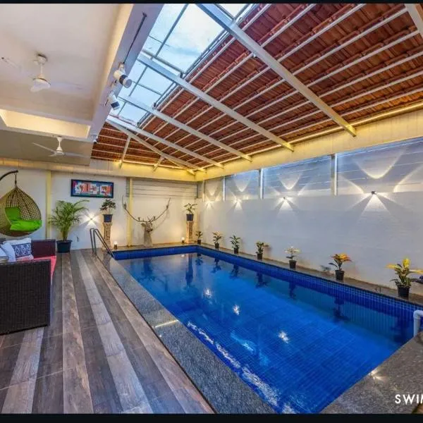 Luxury 6BHK Villa with Private Pool and Jacuzzi Near Candolim: Nerul şehrinde bir otel