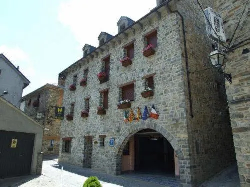 Villa Russell Hotel&Apartments, viešbutis mieste Torla