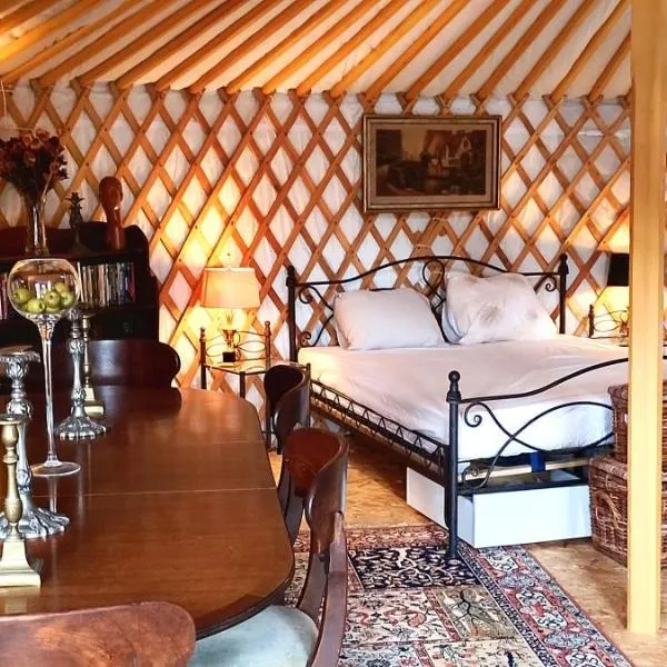 Big & luxurious eco-tiny house in nature & near Brussels, hotel in Merchtem