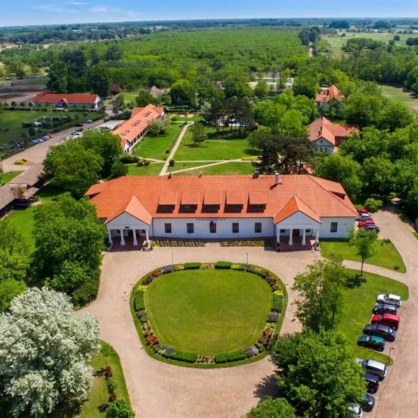 Sarlóspuszta Club Hotel, מלון בTatárszentgyörgy