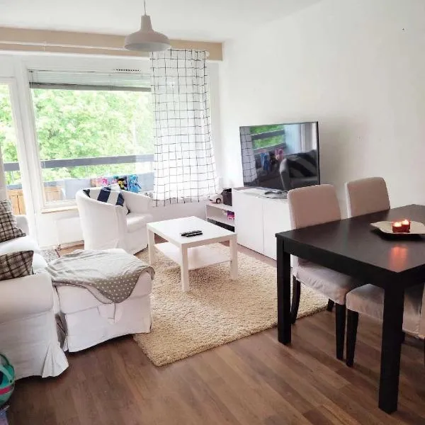 Free Parking, Near Station - Cozy Home with Fully Equipped Kitchen and Work Desk, hotel em Riihimäki