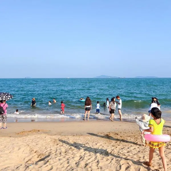 Xiamen 12 Seaside Hotel - beach-adjacent about a 3-minute walk& English Service & luggage storage service & Freshly brewed Coffee & convenient payment & pick-up&drop-off service & 24-hour check-in & Exhibition&Conference Center & Huandao Road, hotel en Xiamen