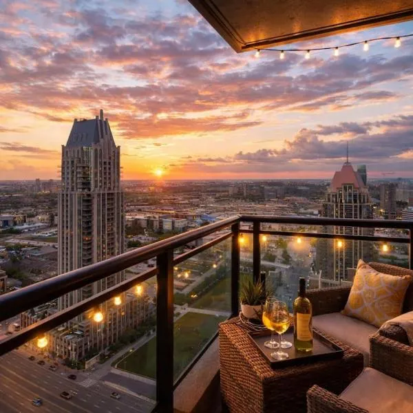 Sky-High 2BR/2BA Condo | Best City Views+Parking, hôtel à Mississauga
