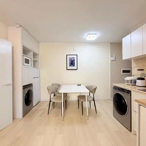 Modern 2BR apartment next to Dept Store, отель в Улан-Баторе