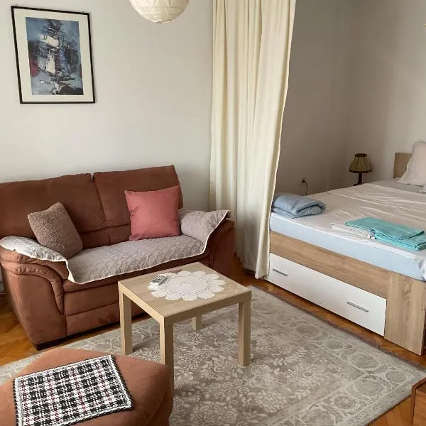 Super Central & Panoramic - Leo's Apartment, hotel v mestu Pristina