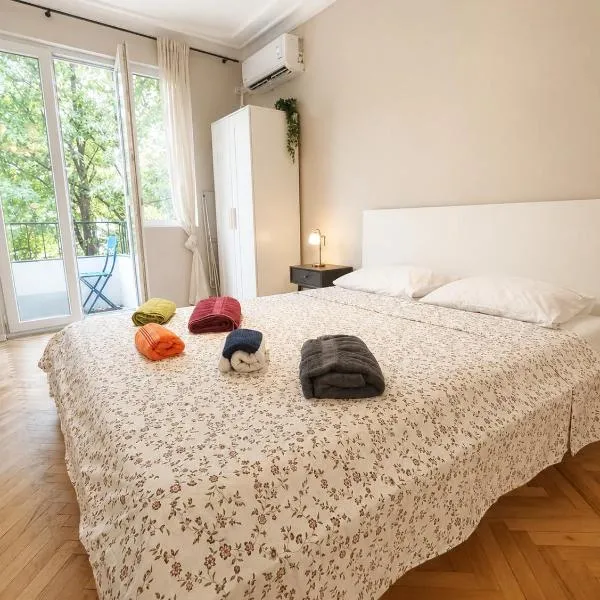 Serenity and cosy Lodge, next to NDK!, hotel a Sofia
