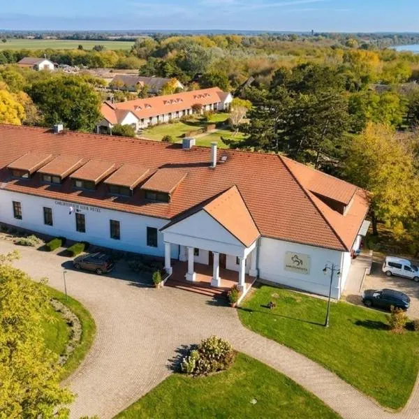 Sarlóspuszta Club Hotel, hotel em Tatárszentgyörgy