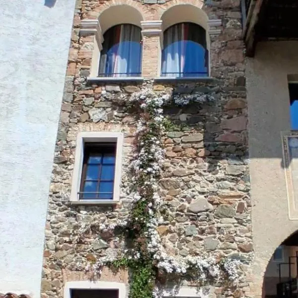 Antica torre del castello Casa Ceresiana, hotell i Carabietta