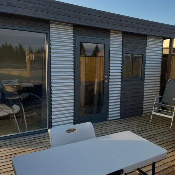 Adorable Tiny House in Reykjavik, хотел в Gufunes