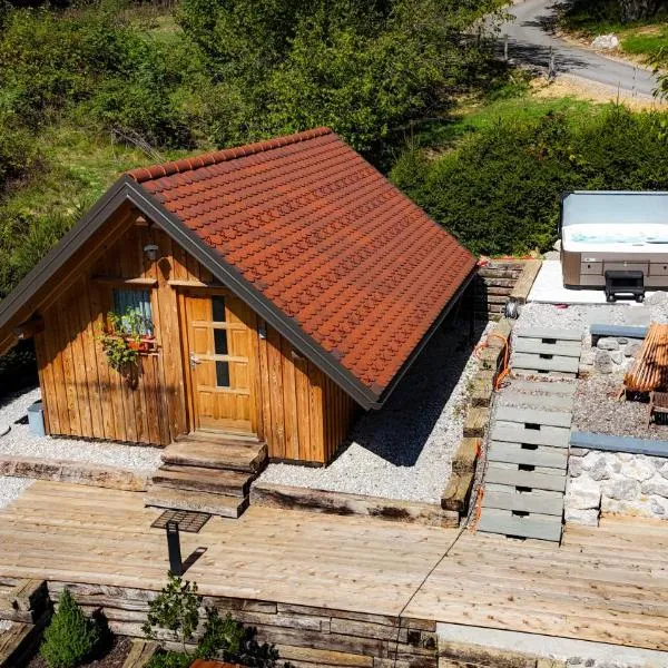 Glamping Avantura-Cozy Cabin for Two with Private Jacuzzi Kolpa Valley, hotel in Kostel