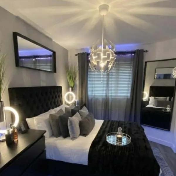 Luxury 1BHK & 2BHK Apartments With 2 Ac and Free Private Parking, hotel en Lahore
