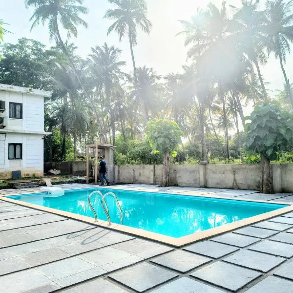 La Petite Boutique Hotel with Pool Near Beach and Airport, hótel í Bogmalo