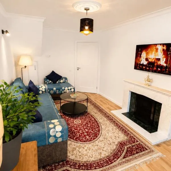 Spacious 4 Bedroom Bungalow with 2 Bathrooms with Garden and Parking in Dublin, hotell sihtkohas Lucan