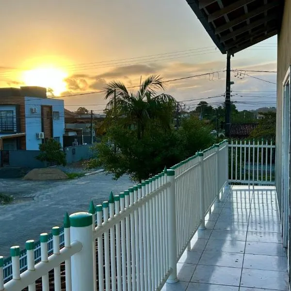 Apto 3 quartos 500m do mar, churrasqueira e varanda com vista para o pôr do sol, hotel u gradu Sao Fransisko do Sul