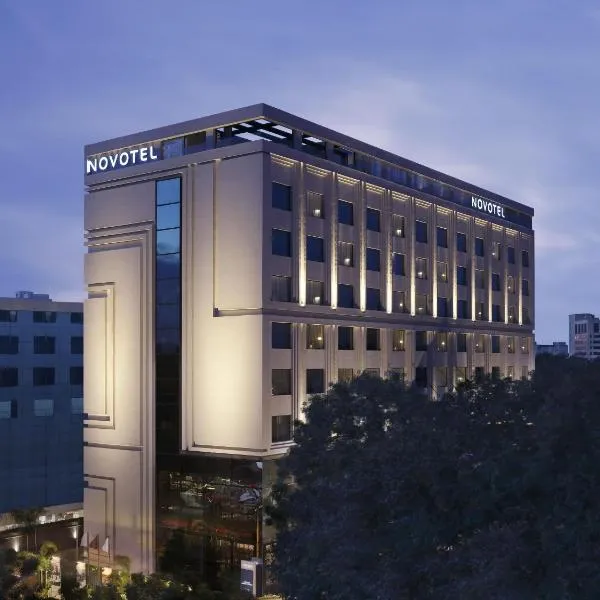 Novotel Chennai Chamiers Road, hotelli Chennaissa