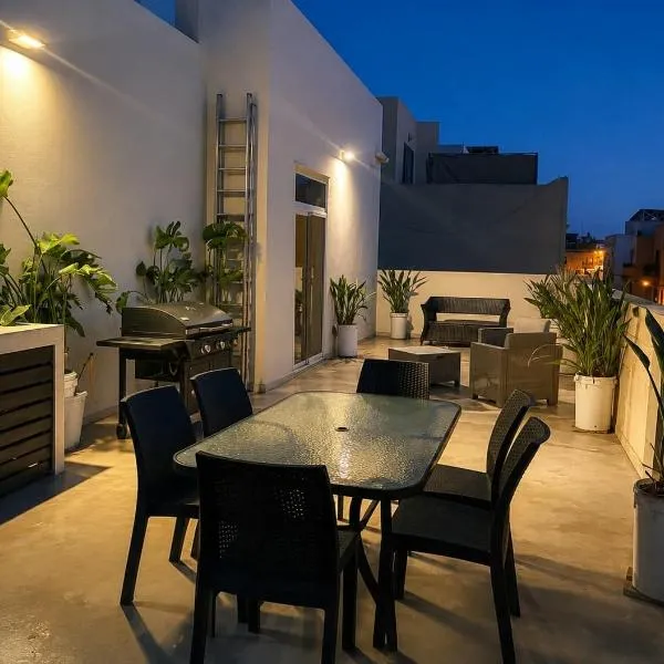 Maltese Terrace house with a modern touch - close to airport 4 km، فندق في Tarxien