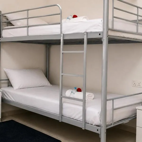 The Nest Bunk & Capsule MbZ, hotel Muşaffaḩ városában