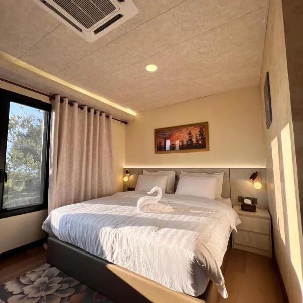 Lunar Lodge 漫月楼 - Mountain Top Tranquil Luxury Rooms at Eco Valley Retreat Balung 豐之谷, hotel i Tawau