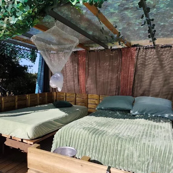 Pergola Les pieds dans l'eau、Fleurvilleのホテル