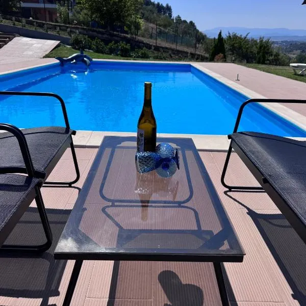 Luxury Villa Rafaela Οικογενειακή βίλα με ιδιωτική πισίνα, BBQ κ παιχνίδια Ιδανική για οικογένειες με παιδια, viešbutis mieste Grevena