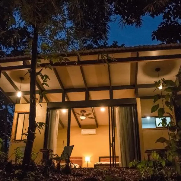 Bamboo River Lodge، فندق في Horquetas