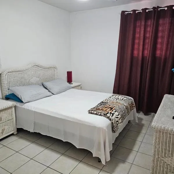 Lovely 2 bedroom condo with pool, отель в городе Marigot