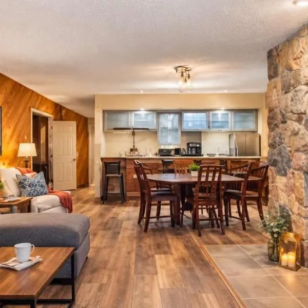 Large 2 Floor Condo, Pool Pass, Beach Club, walk to Shanty Creek, hotel di Bellaire